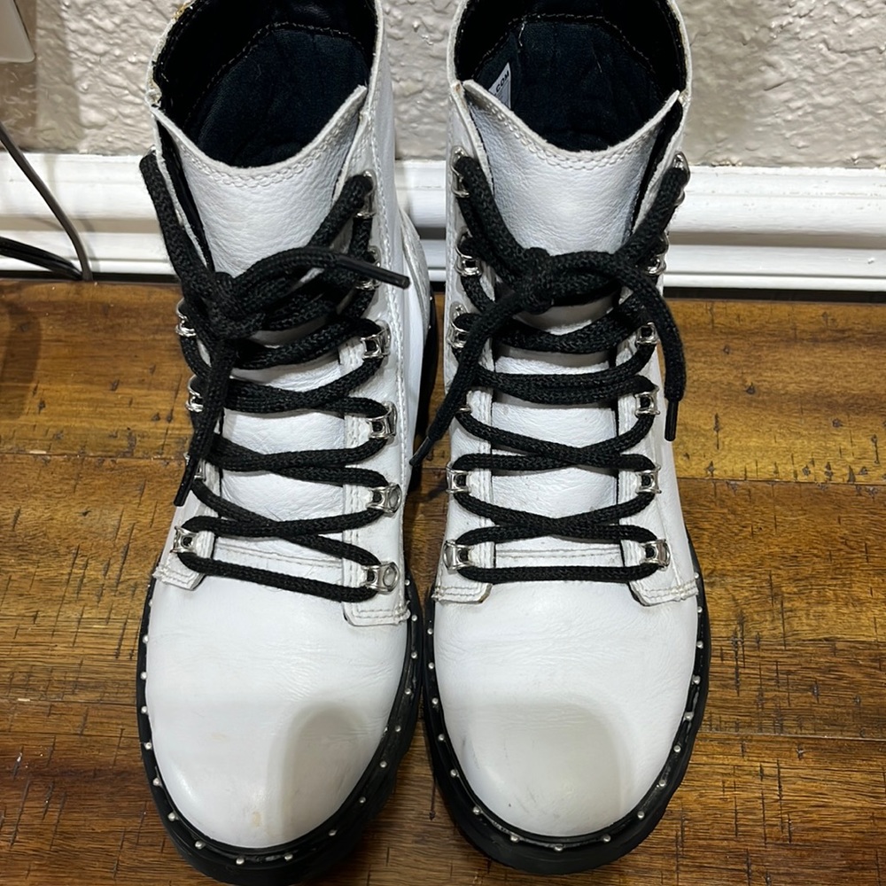 Sorel women’s lace up boots! Size 7